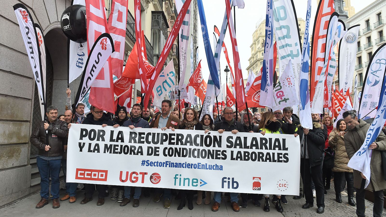 Empleados de banca durante una concentración para exigir mejores salarios