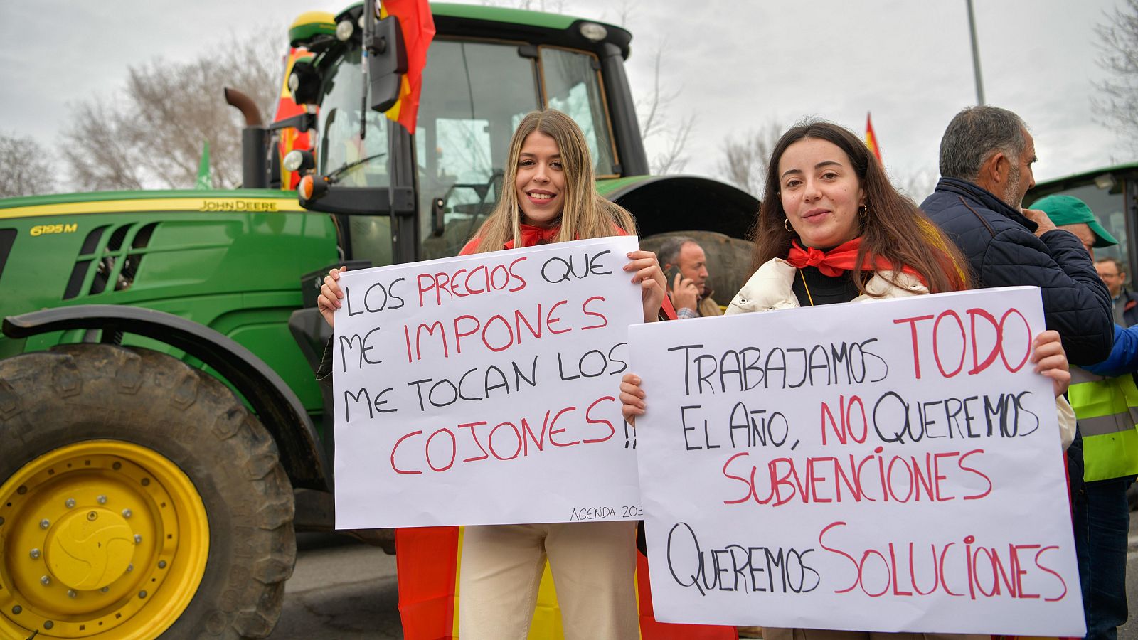 Jóvenes agricultoras protestan por la crisis del campo