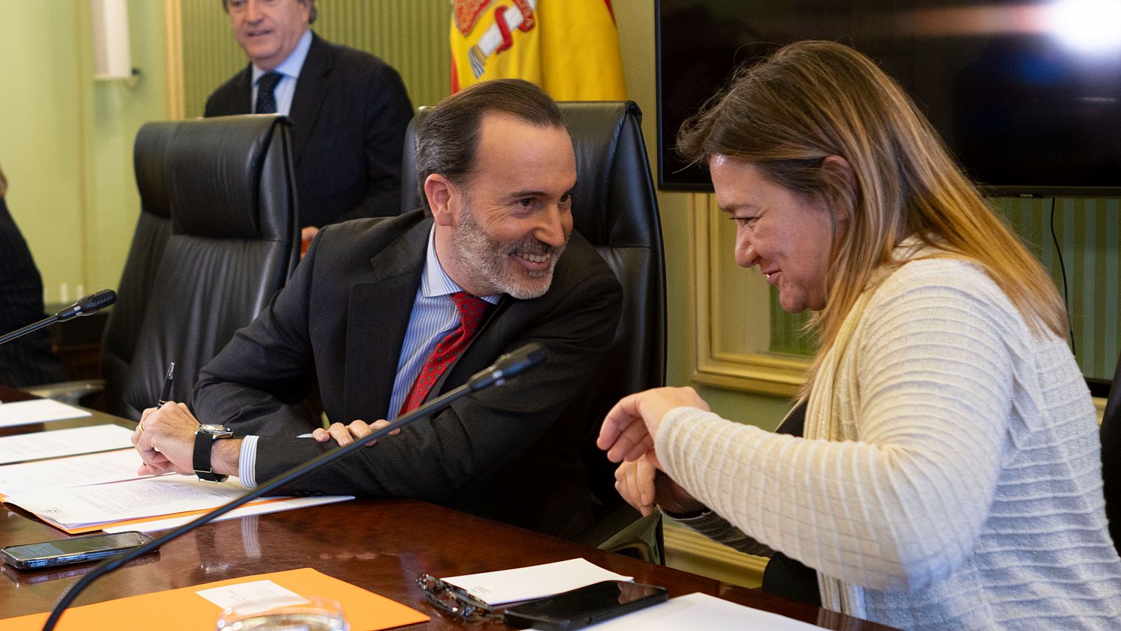 El actual presidente de la cámara, el diputado de Vox, Gabriel Le Senne (c) , Mauricio Rovira (i) y la vicepresidenta segunda del Parlament, Mercedes Garrido