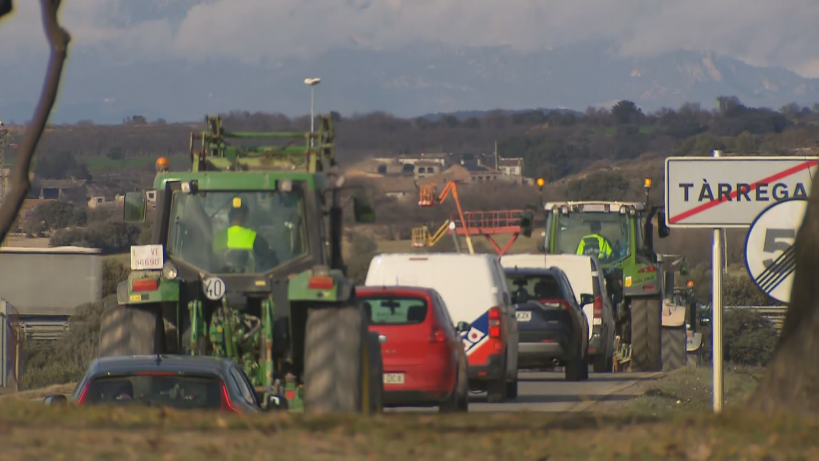 Una cinquantena de tractors fan una marxa lenta a Tàrrega per la C-14