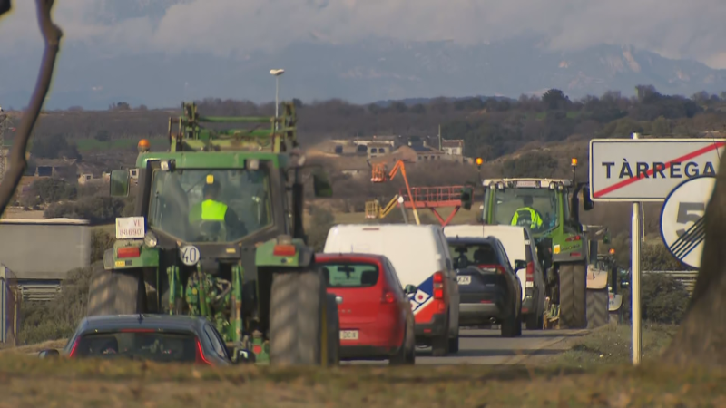Una cinquantena de tractors fan una marxa lenta a Tàrrega per la C-14