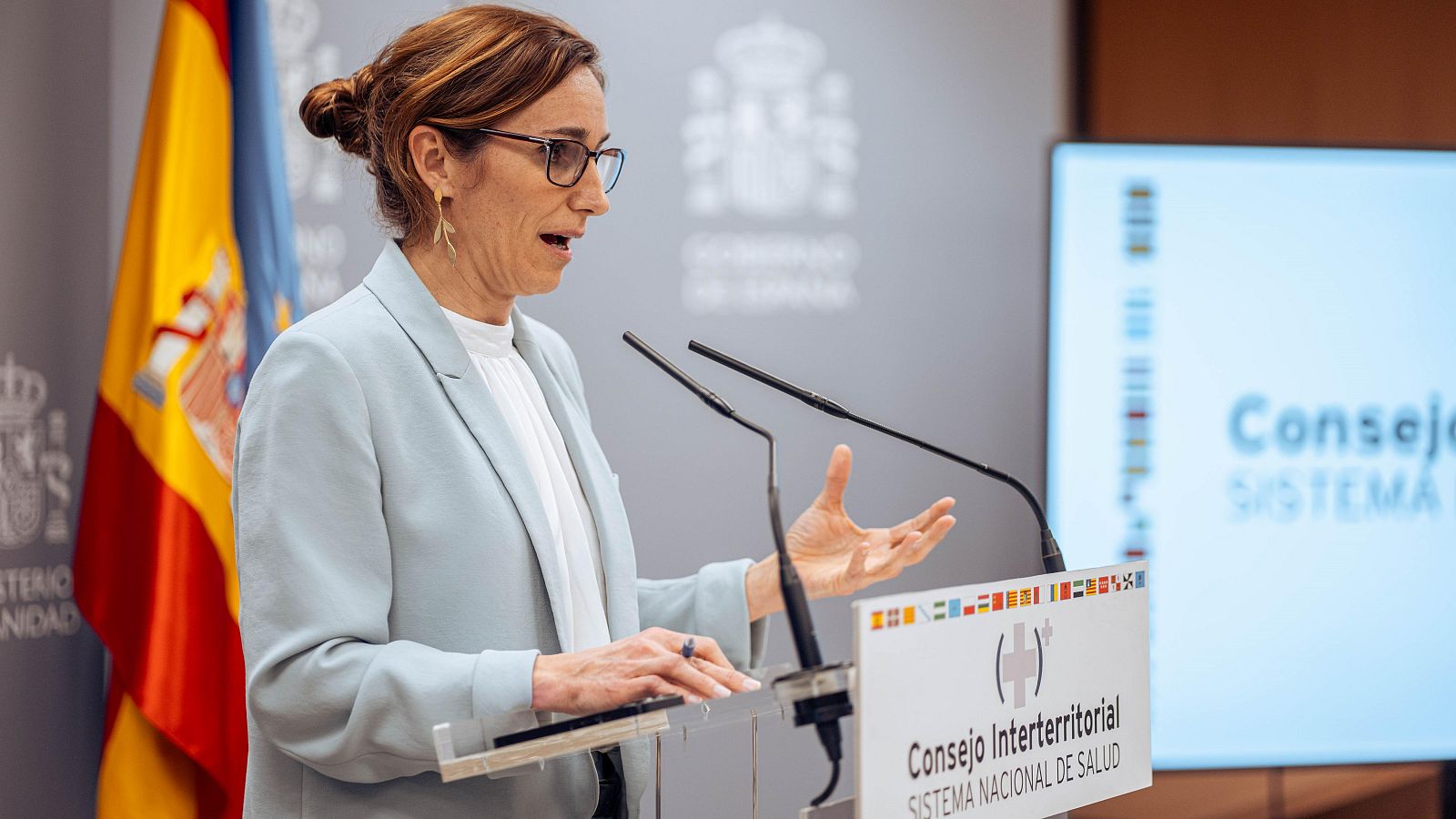 La ministra de Sanidad, Mónica García, ofrece una rueda de prensa tras el pleno del CISNS