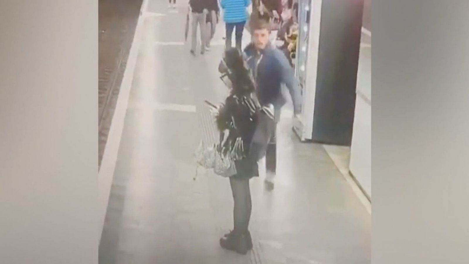 Instants previs a una de les agressions patides per 6 dones a l'andana de l'estació Camp de l'Arpa del metro de Barcelona