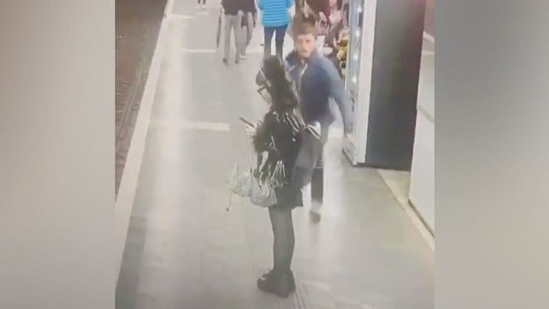 Instants previs a una de les agressions patides per 6 dones a l'andana de l'estació Camp de l'Arpa del metro de Barcelona