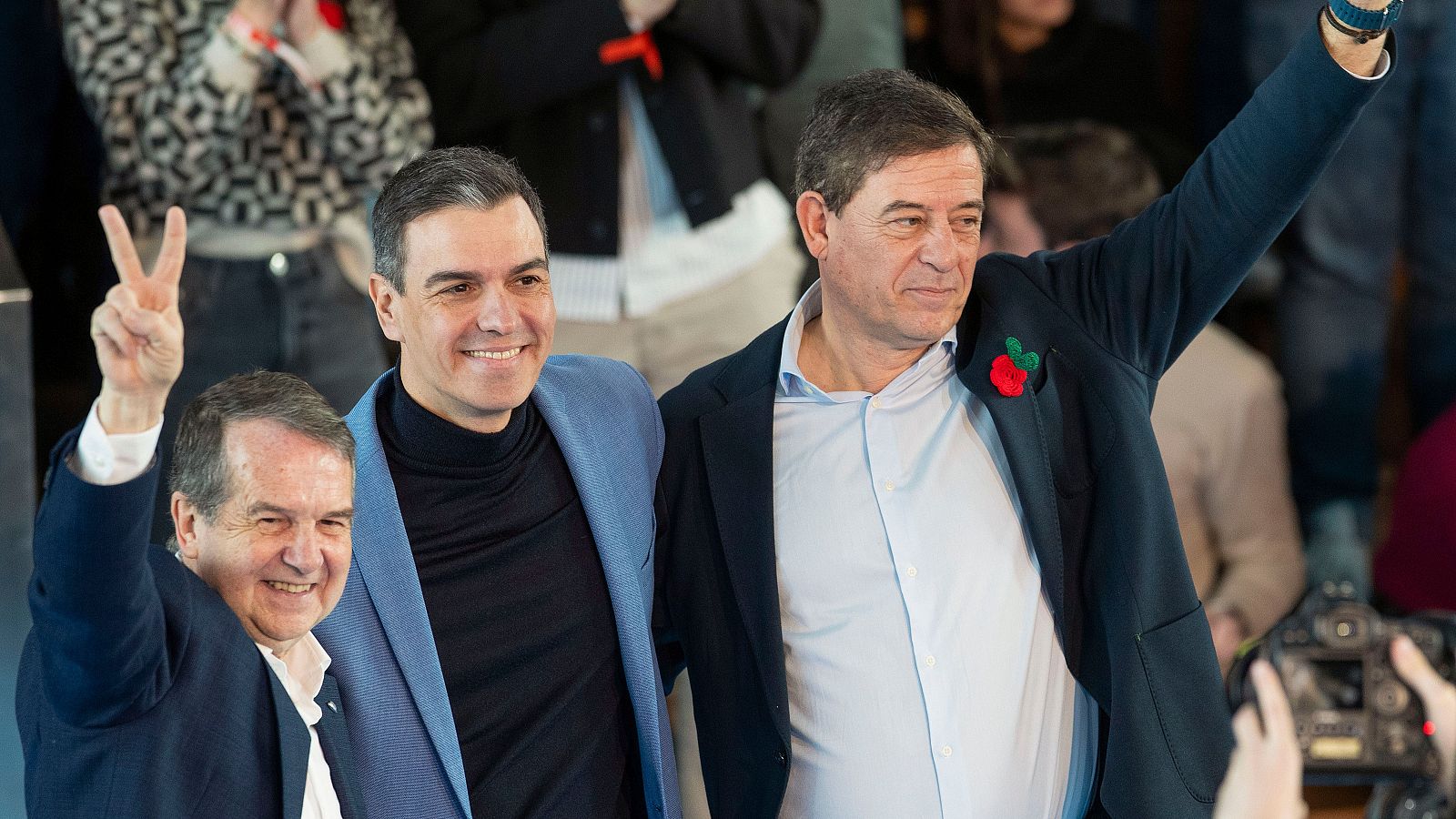 Pedro Sánchez, junto al candidato del PSdeG, José Ramón Gómez Besteiro, y el alcalde de Vigo, Abel Caballero.