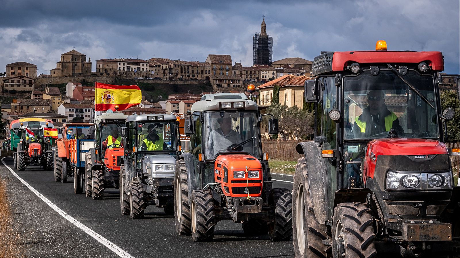 Unos 400 agricultores y ganaderos cortan una carretera en La Rioja