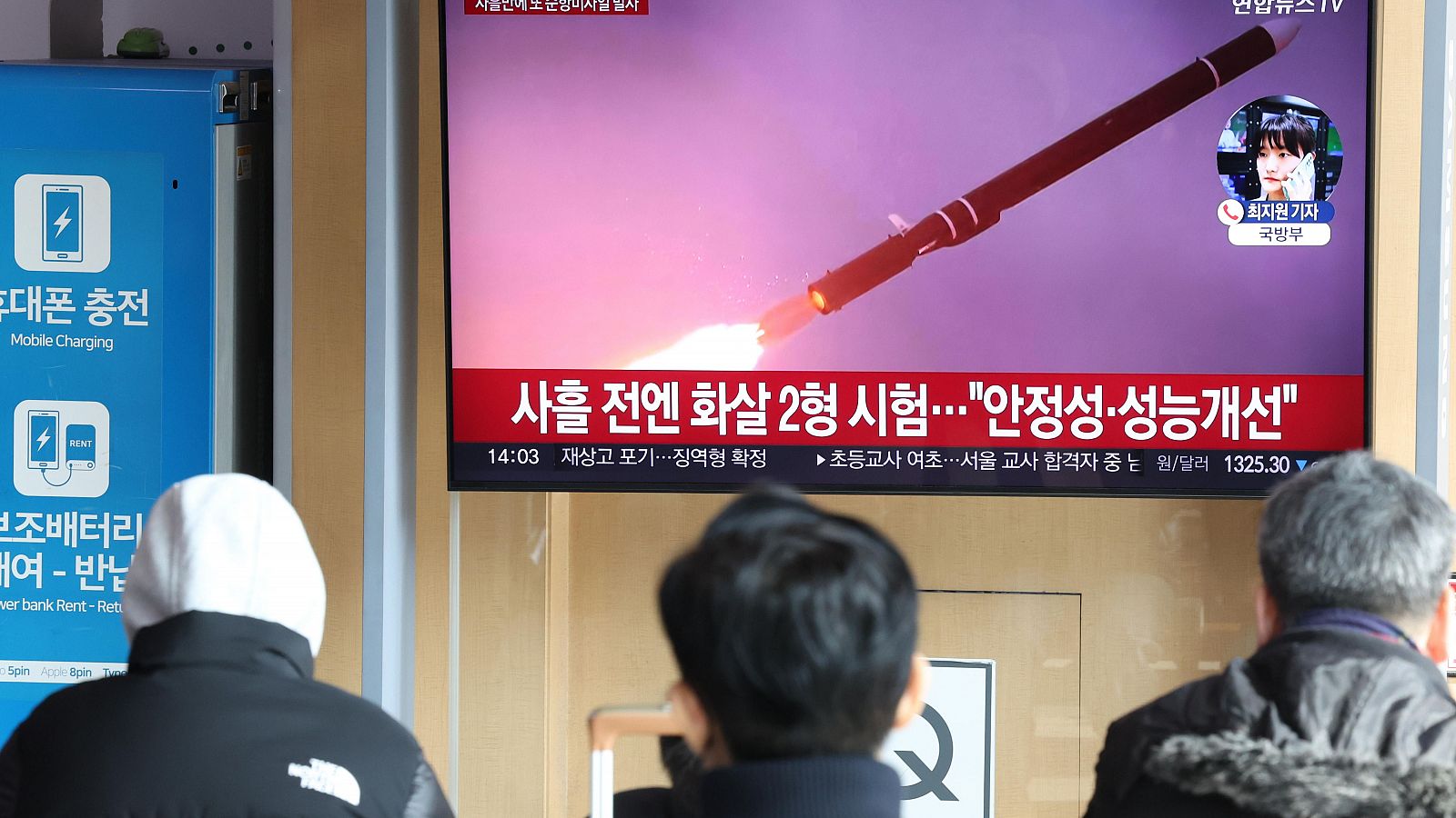Varias personas miran en una televisión el lanzamiento de misiles de crucero norcoreanos