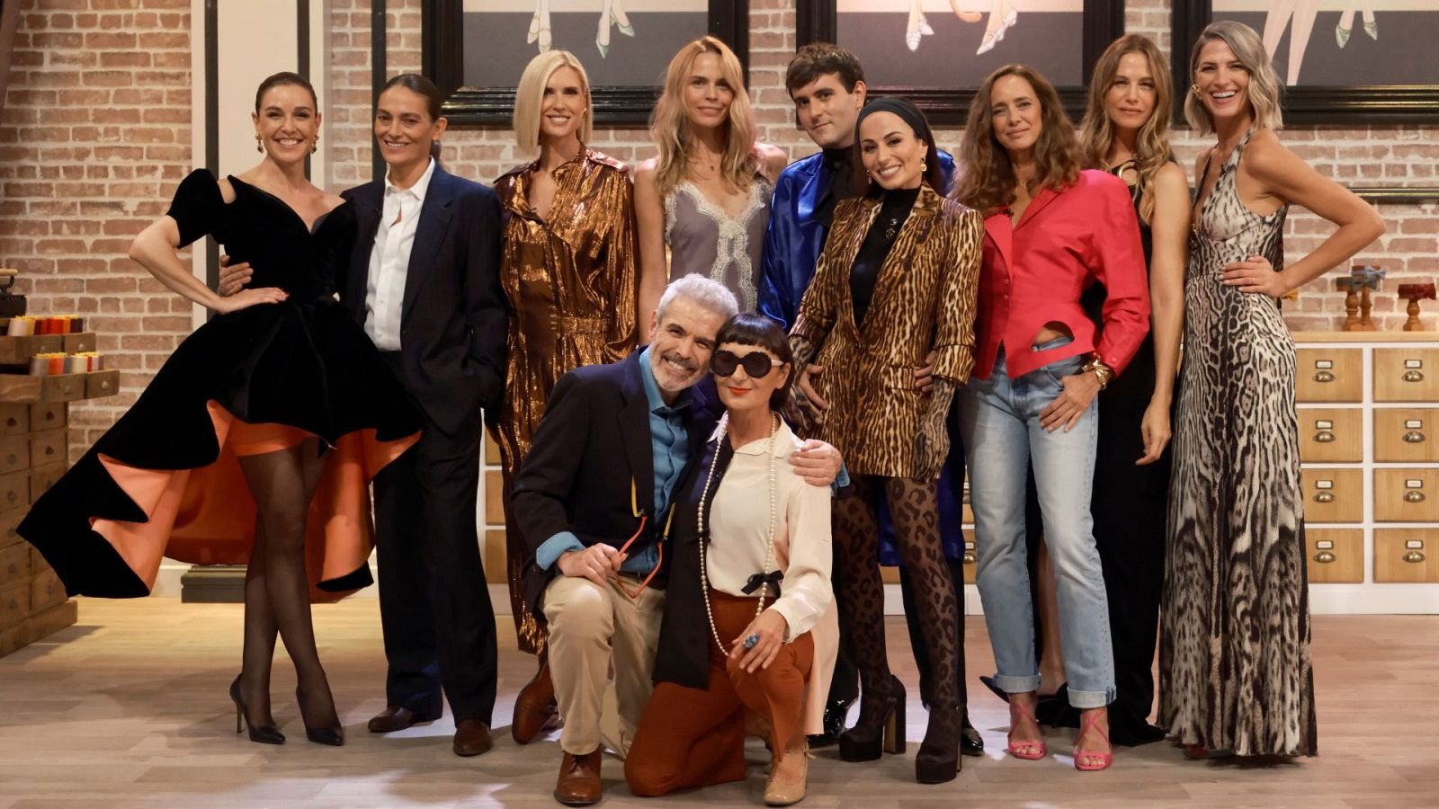 Lydia Delgado, Laura Ponte, Judit Mascó, Blanca Suelves, Martina Klein, Laura Sánchez y Verónica Blume junto a Raquel Sánchez Silva y el jurado del programa