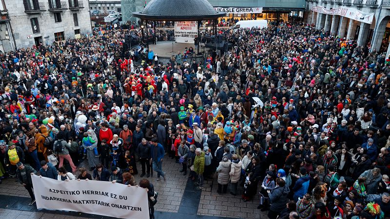 Concentración convocada este lunes por el Ayuntamiento de Azpeitia, en repulsa por la agresión sexual cometida durante los carnavales de esta localidad