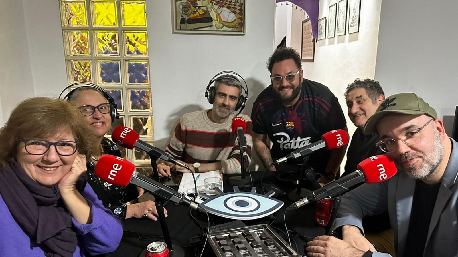 Carles Mesa en el salón de la familia Ros con Olga Viza y Borja Terán