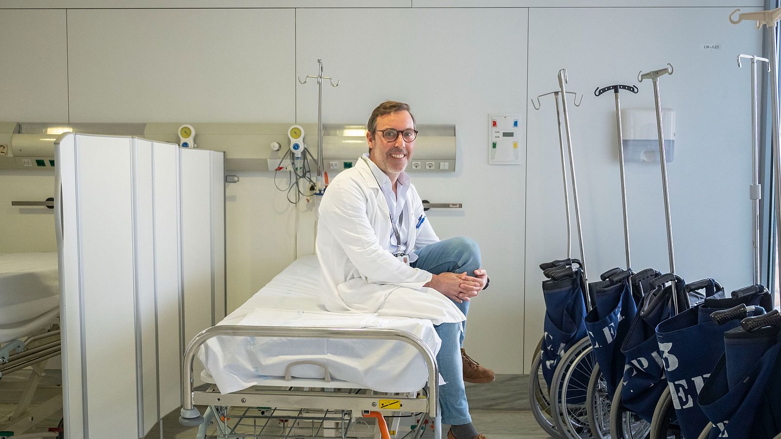 Saul Martínez-Horta assegut a un llit a a una habitació de l'hospital de Sant Pau