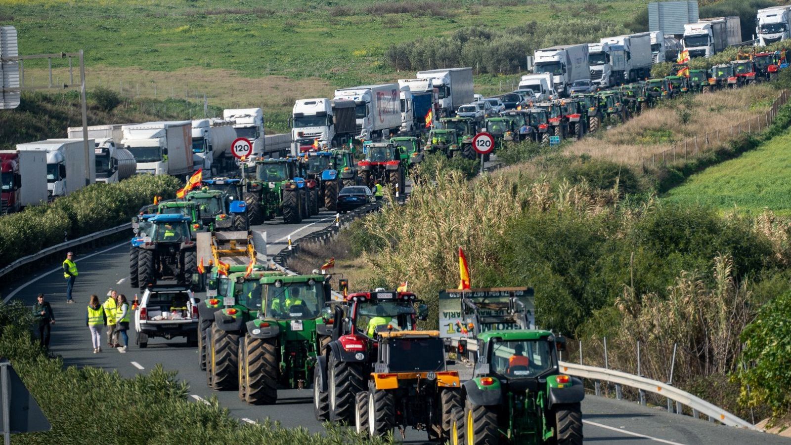 Agricultores cortan una carretera en Andalucía con una tractorada.