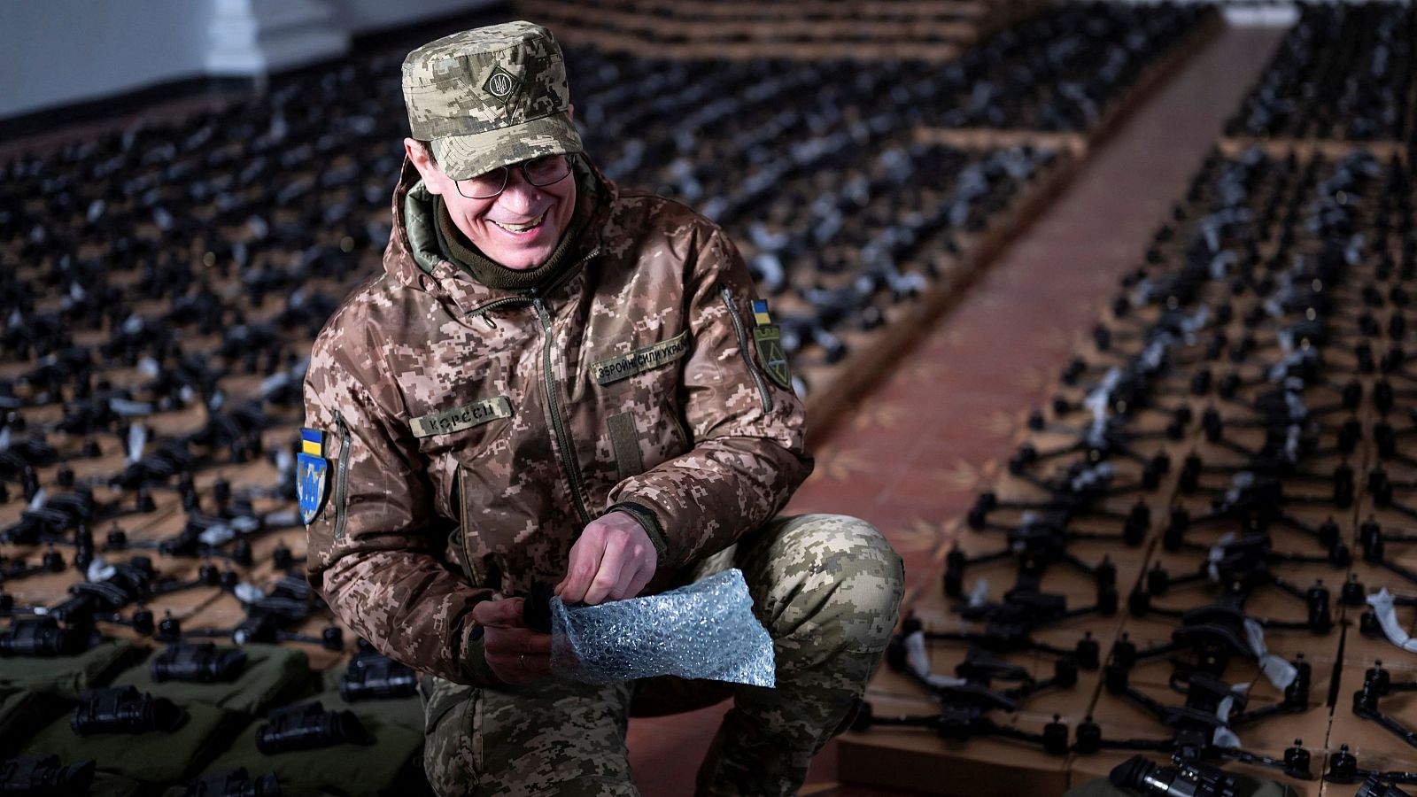 Un militar ucraniano inspecciona drones