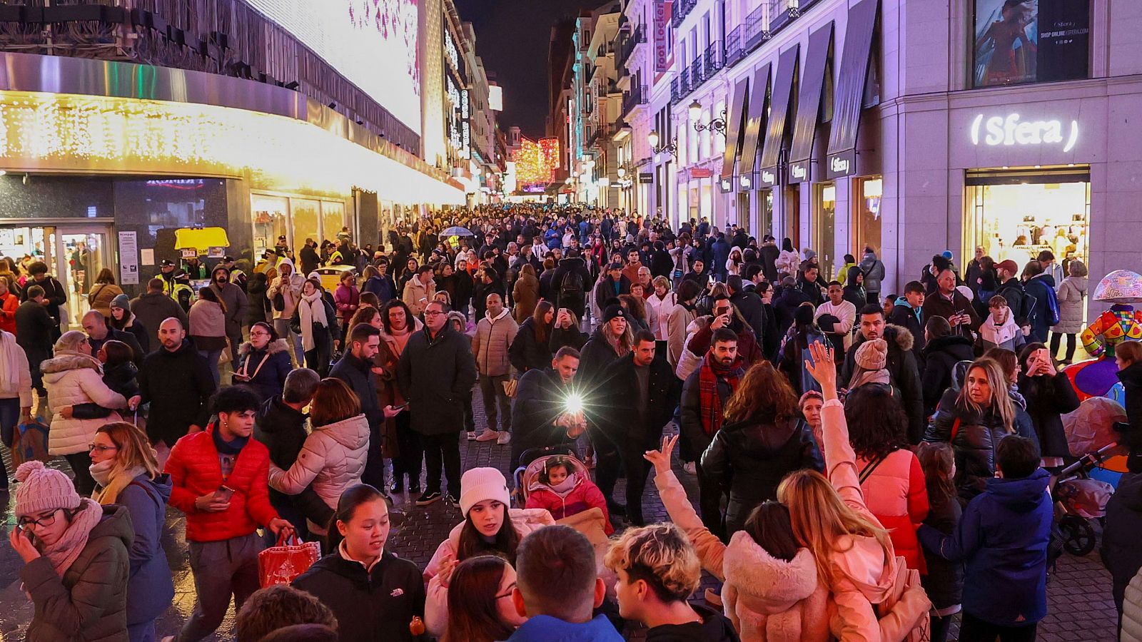 Multitudes en una calle comercial de Madrid