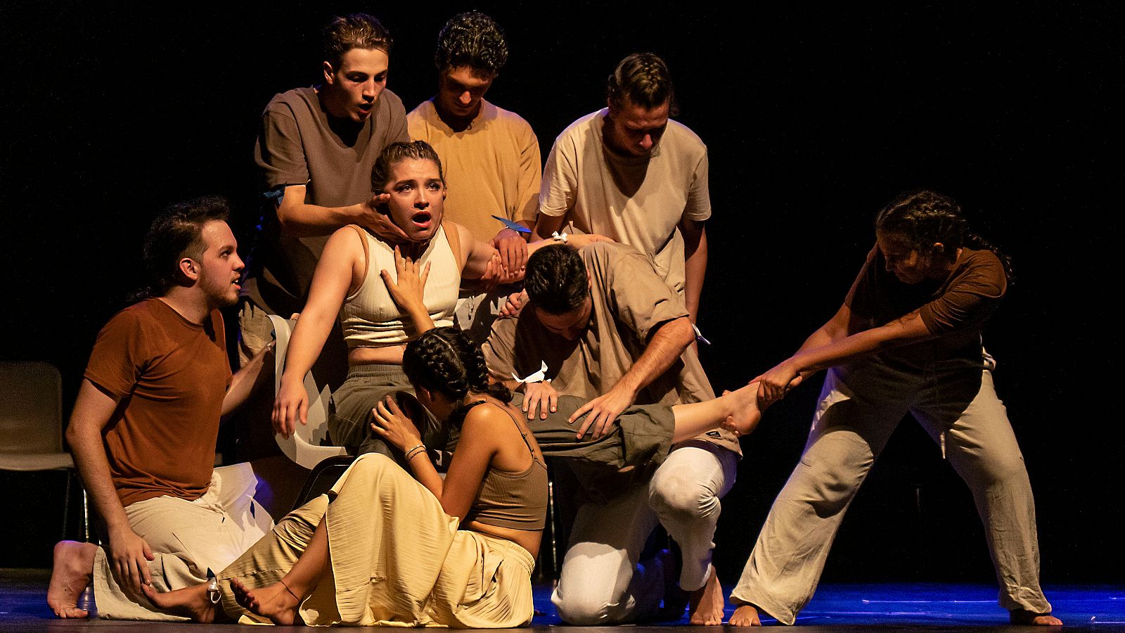 Un grupo de jóvenes actuando sobre el escenario