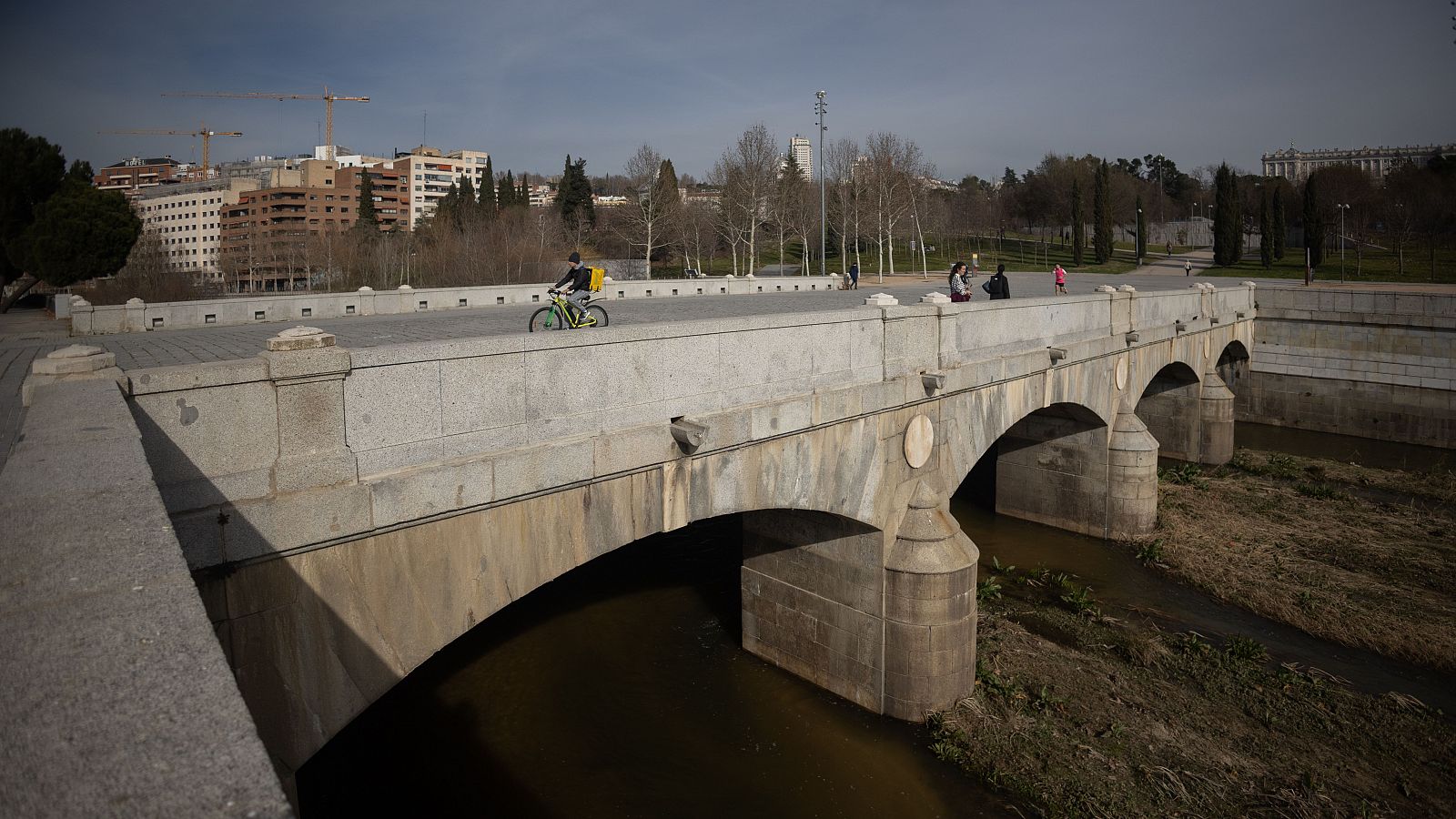El Puente del Rey, ubicado en Madrid Río, acogerá el próximo 18 de febrero la 'mascletà' que celebra la capital (Eduardo Parra / Europa Press)