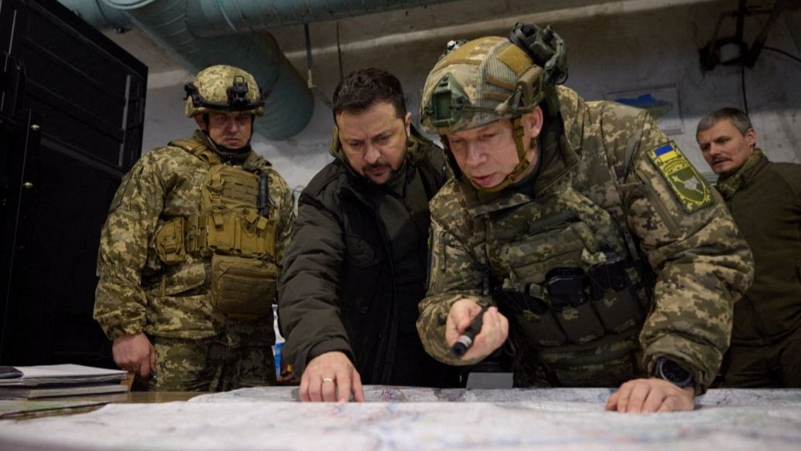 El presidente ucraniano, Volodímir Zelenski, junto al nuevo comandante en jefe del Ejército, Oleksander Sirskii