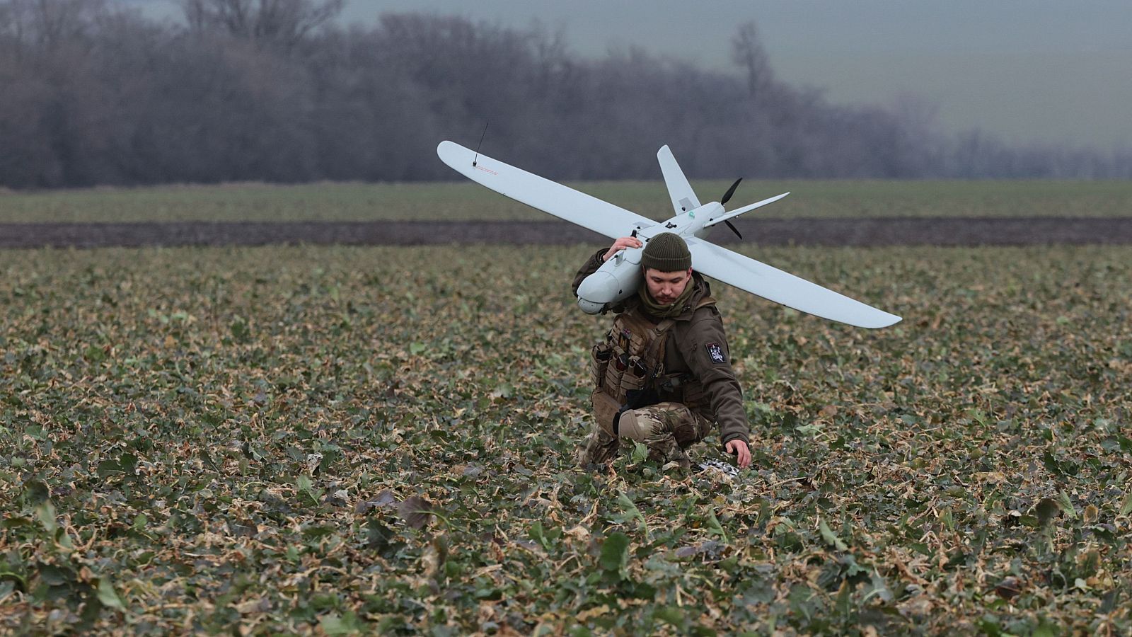 Un militar ucraniano de la 108.ª Brigada de Defensa Territorial lleva un dron multipropósito Leleka-100 de fabricación ucraniana