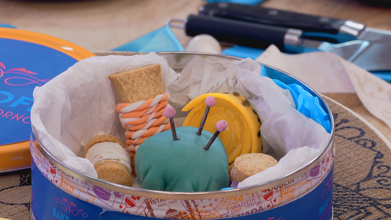 Imagen de la receta de Ana Boyer en 'Bake Off' del costurero con figuritas de mazapán y galletas