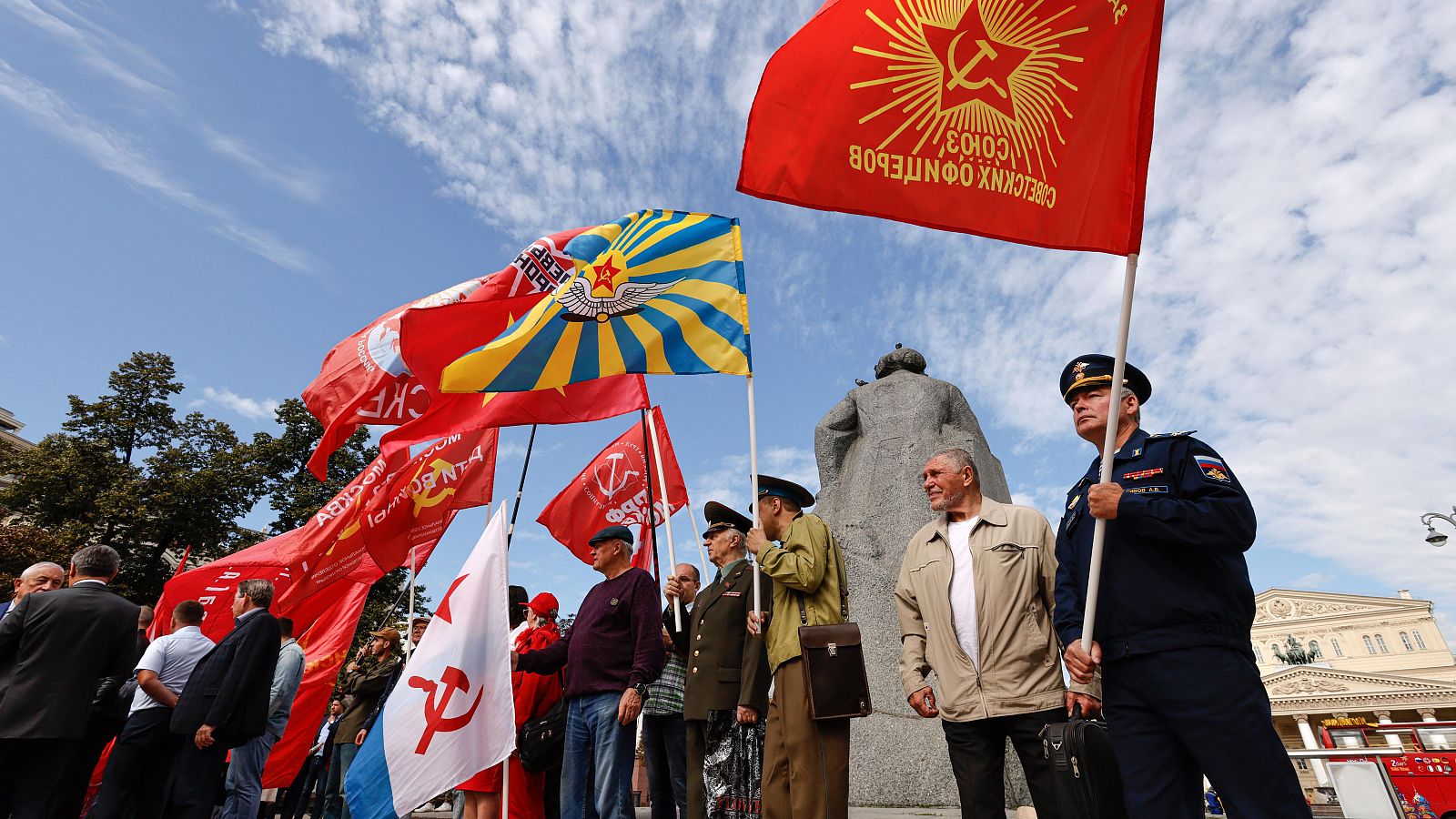 Ciudadanos rusos celebran el día del Ejército Rojo y el Defensor de la Patria en las calles de Moscú en 2023
