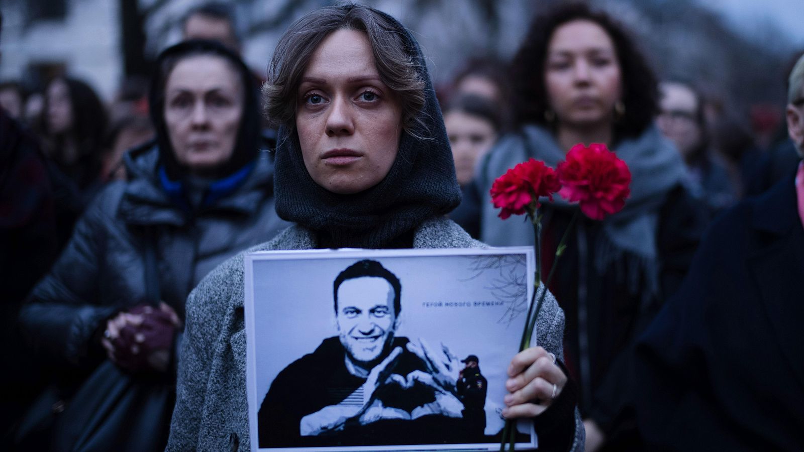 Una mujer en el homenaje a Navalni en Berlín, Alemania