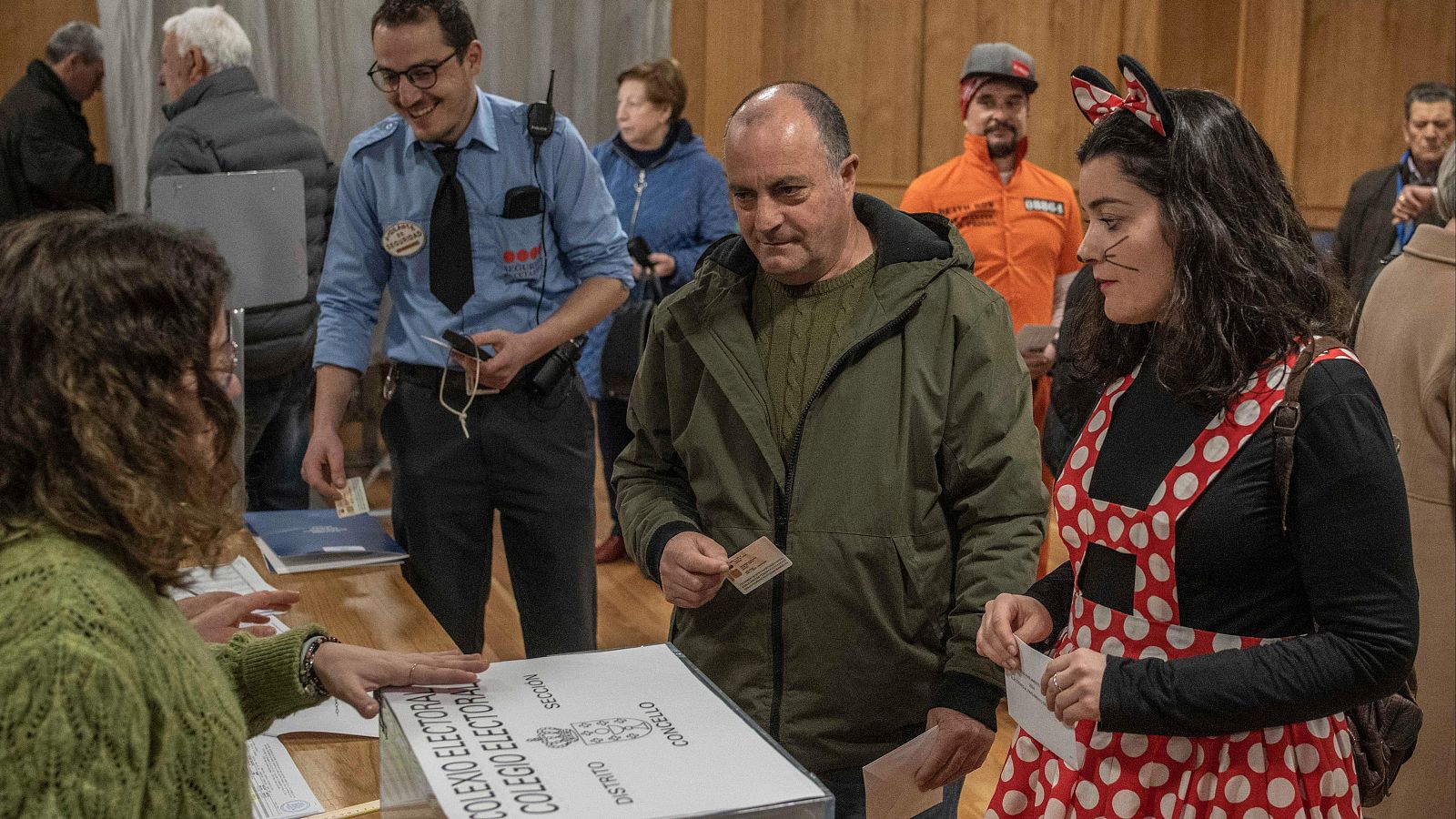Mejores imágenes Elecciones Galicia: electores votan disfrazados