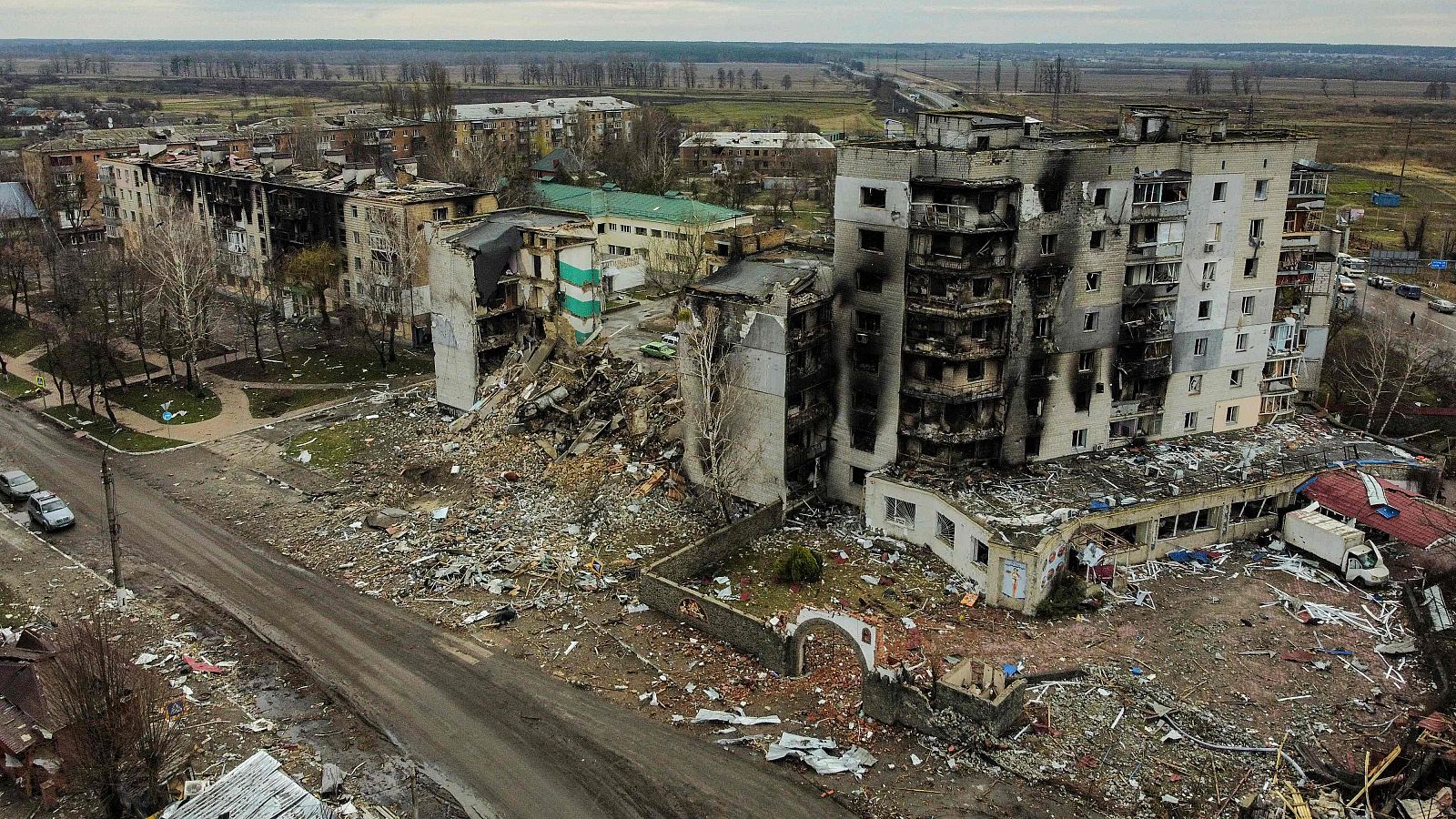 Un edificio en ruinas por los bombardeos rusos de hace dos años a las afueras de Kiev