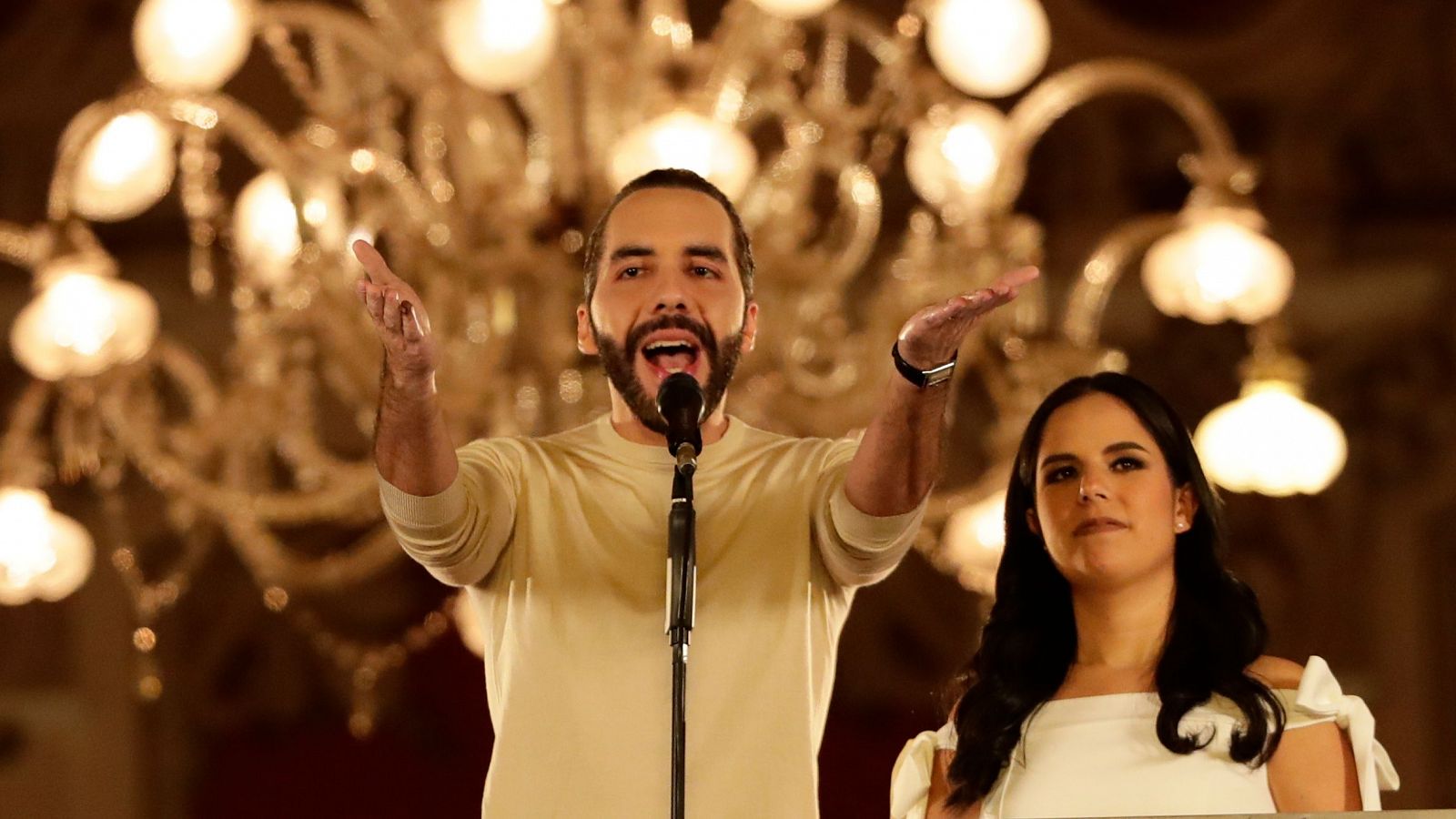 El presidente de El Salvador, Nayib Bukele, en el Palacio Nacional junto a su mujer