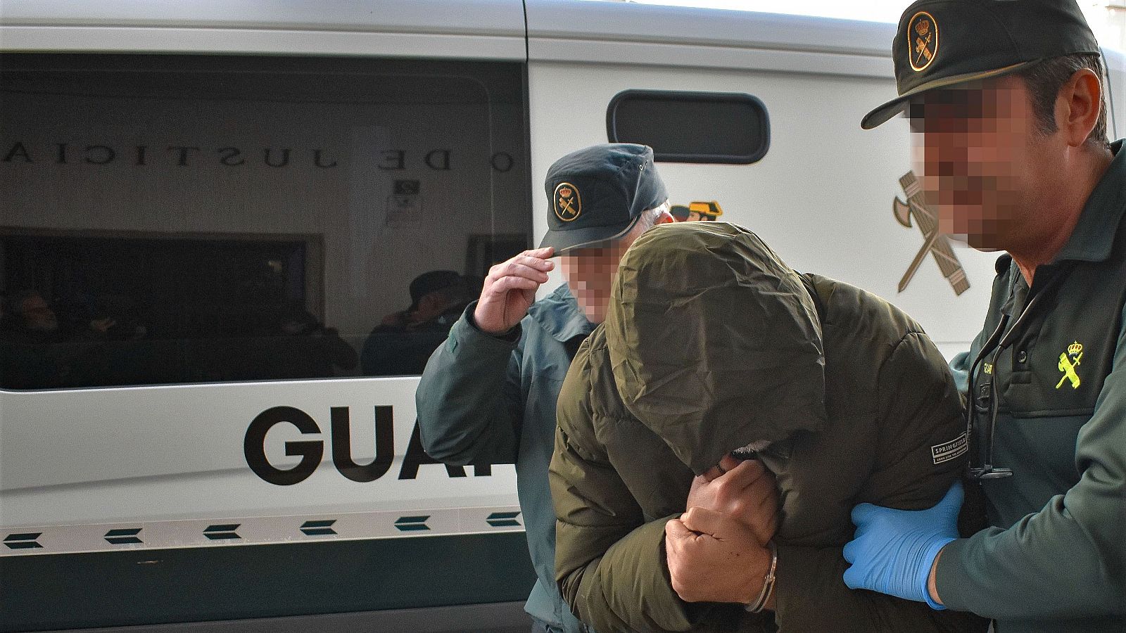 Momento en el que el párroco es detenido y trasladado por la Guardia Civil.