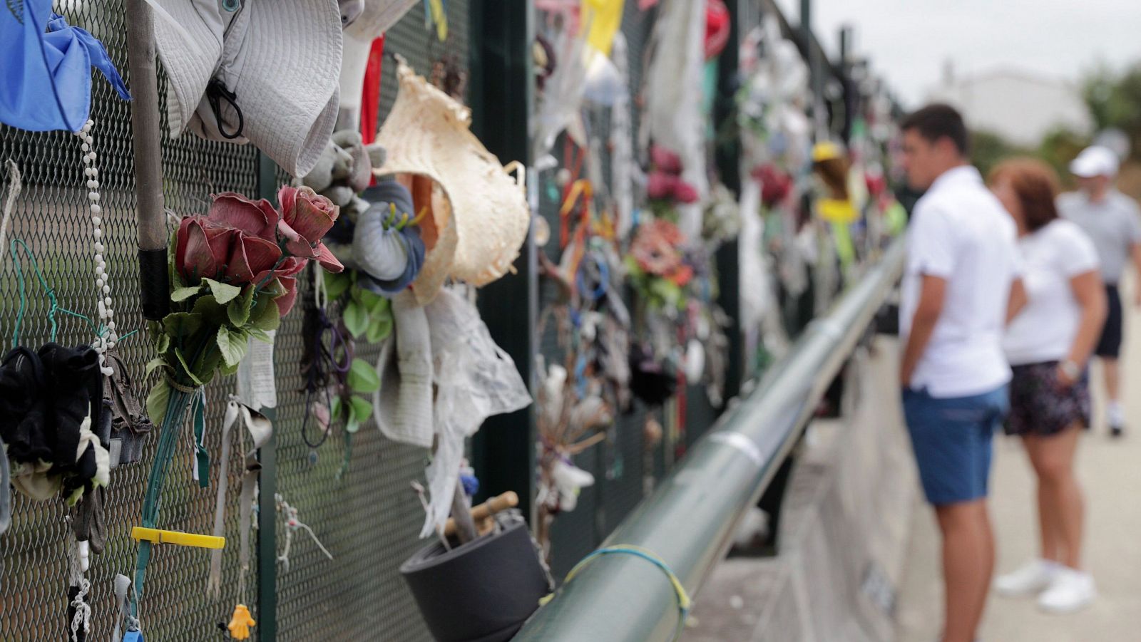 Un grupo de personas visitan la curva de Santiago donde descarriló un tren Alvia dejando 80 muertos y 144 heridos