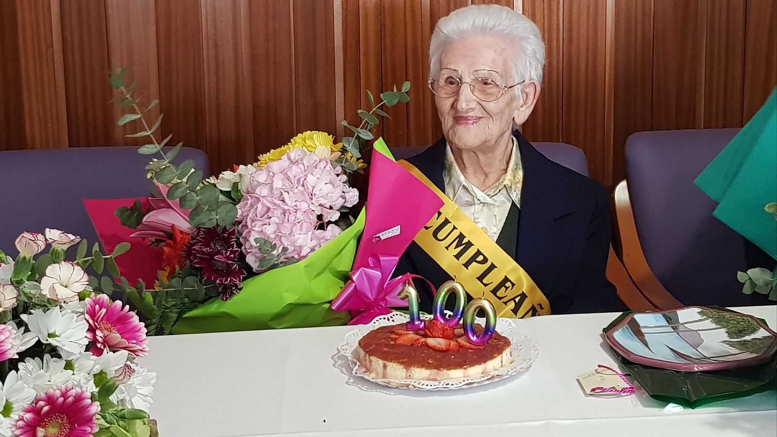 Araceli Hidalgo, la primer persona vacunada contra el covid, celebrando su cumpleaños número 100