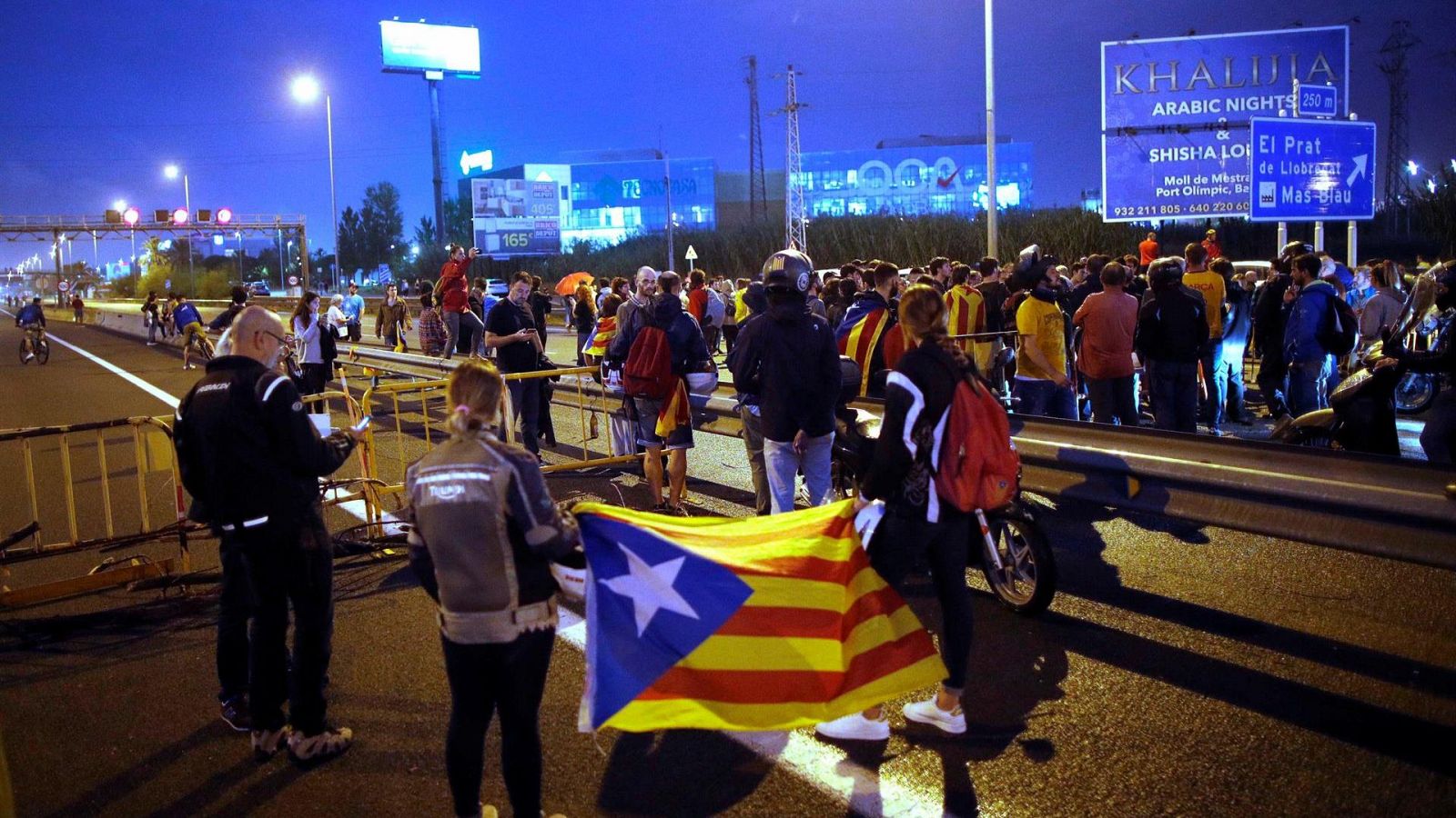 Miles de personas se manifestaron a la entrada del aeropuerto de Barcelona