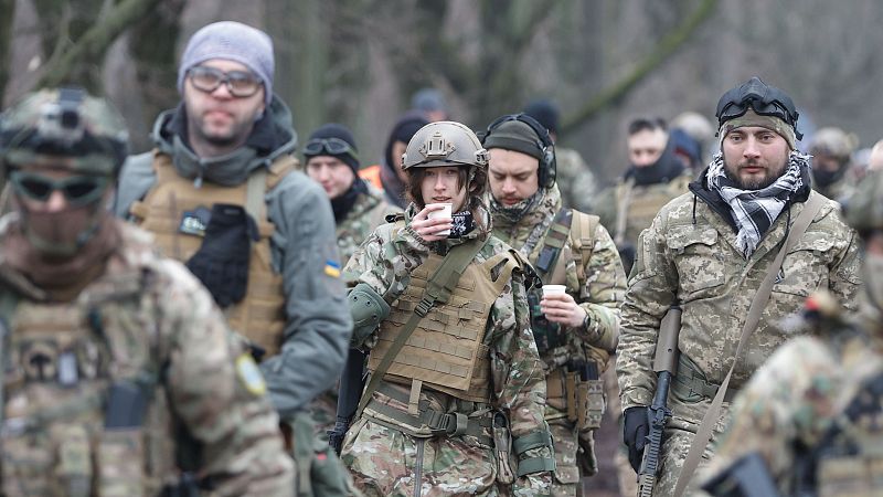 Tropas rusas se dirigen a un convoy para ir al campo de batalla