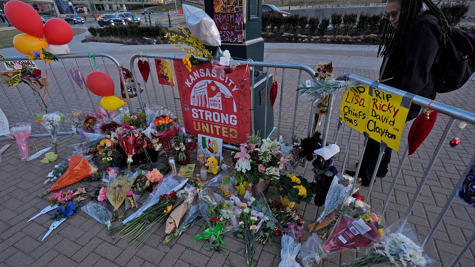 Homenaje con flores en recuerdo a la víctima mortal y a los heridos durante el tiroteo en Kansas