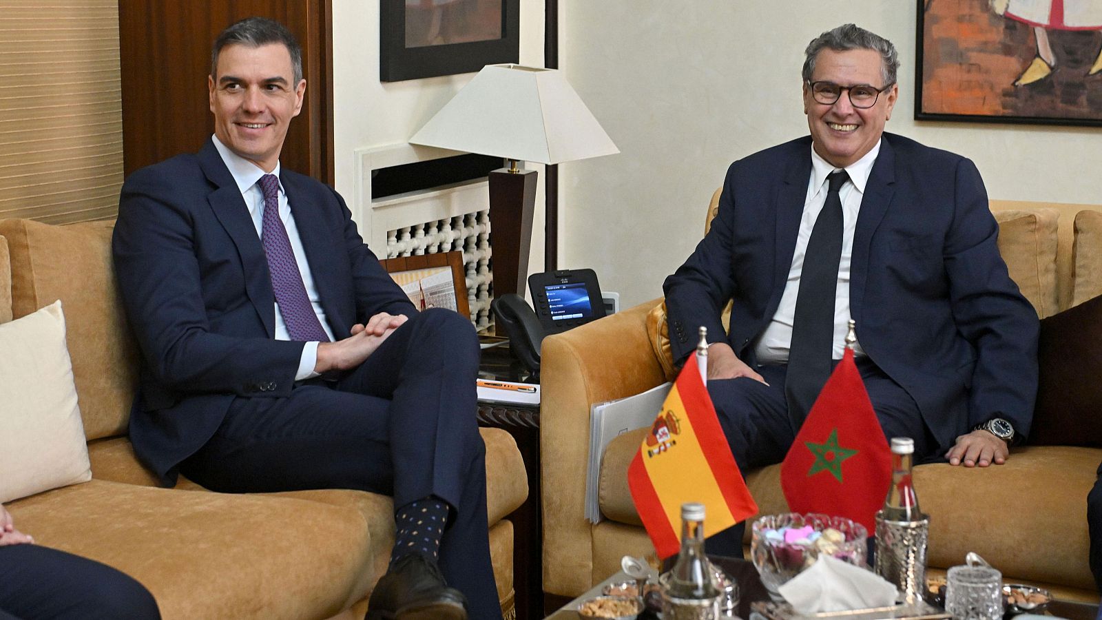 Pedro Sánchez durante la reunión con su homólogo marroquí Aziz Akhannouch