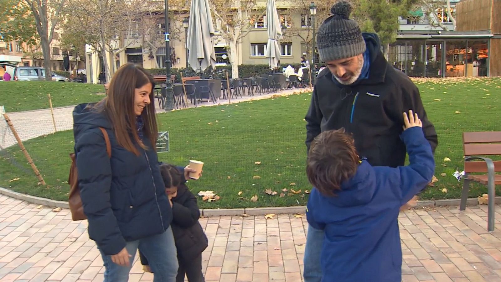 Familia de cuatro miembros en la plaza de Los Sitios en Zaragoza