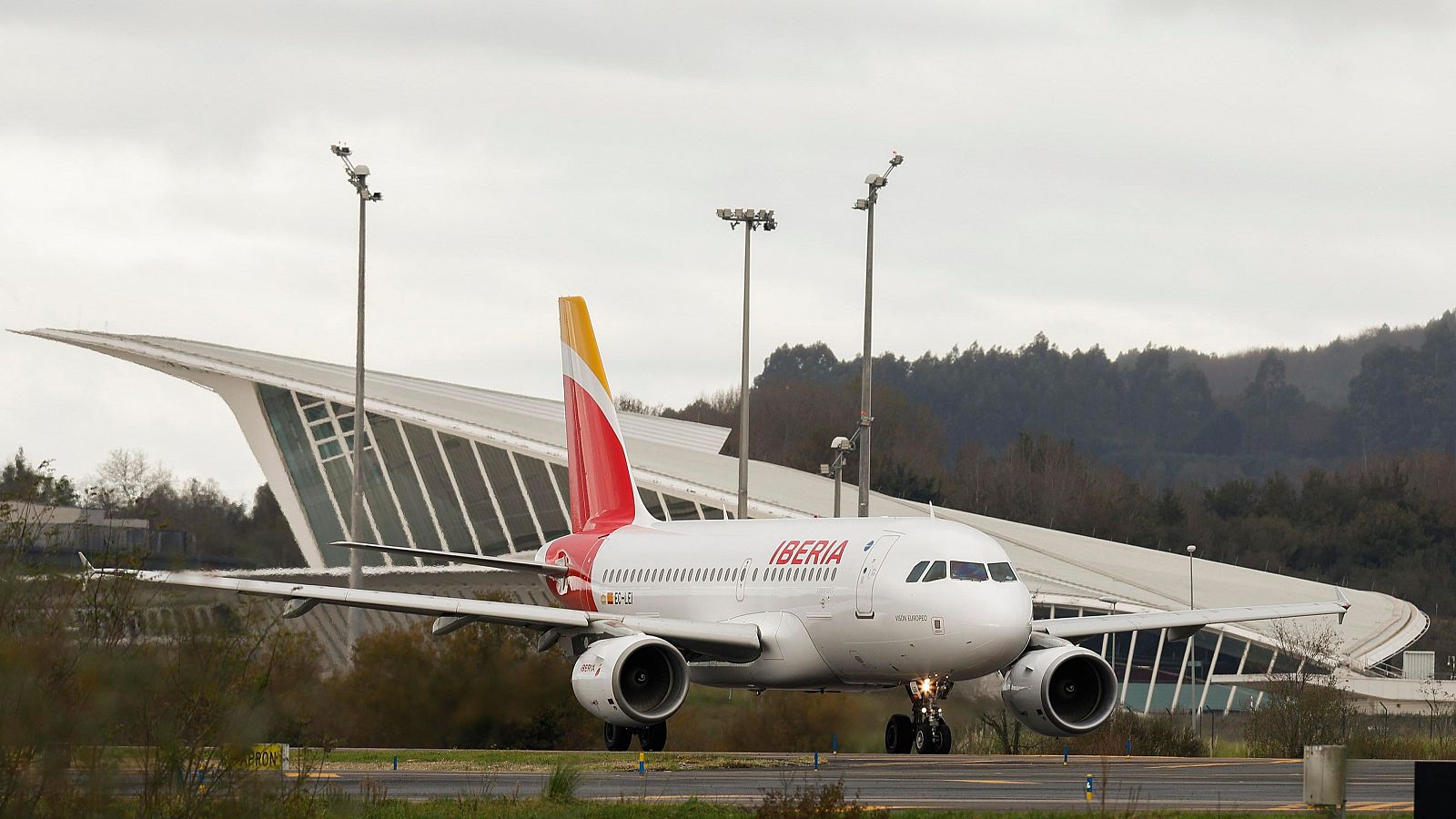 Imagen de un avión de Iberia en el aeropuerto de Bilbao en Loui, Bizkaia