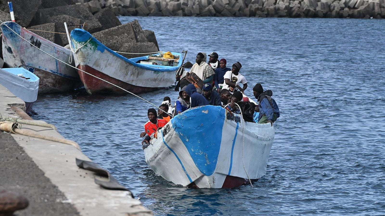 Varios migrantes llegan al puerto de La Restringa, en El Hierro