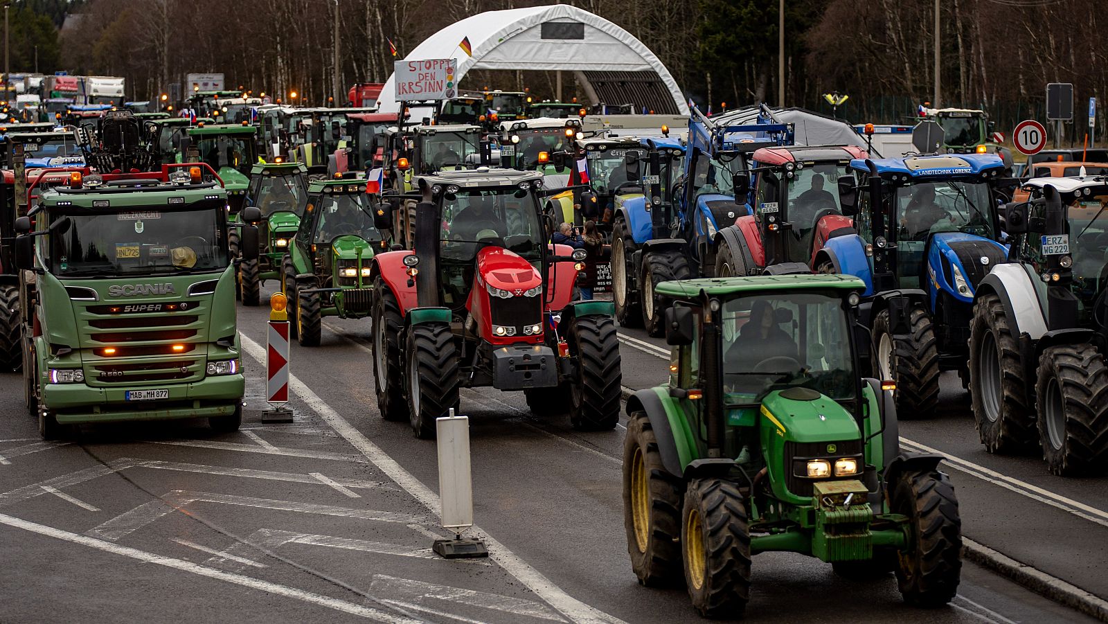 Tractores checos y alemanes marchan para bloquear una carretera en la frontera entre ambos países