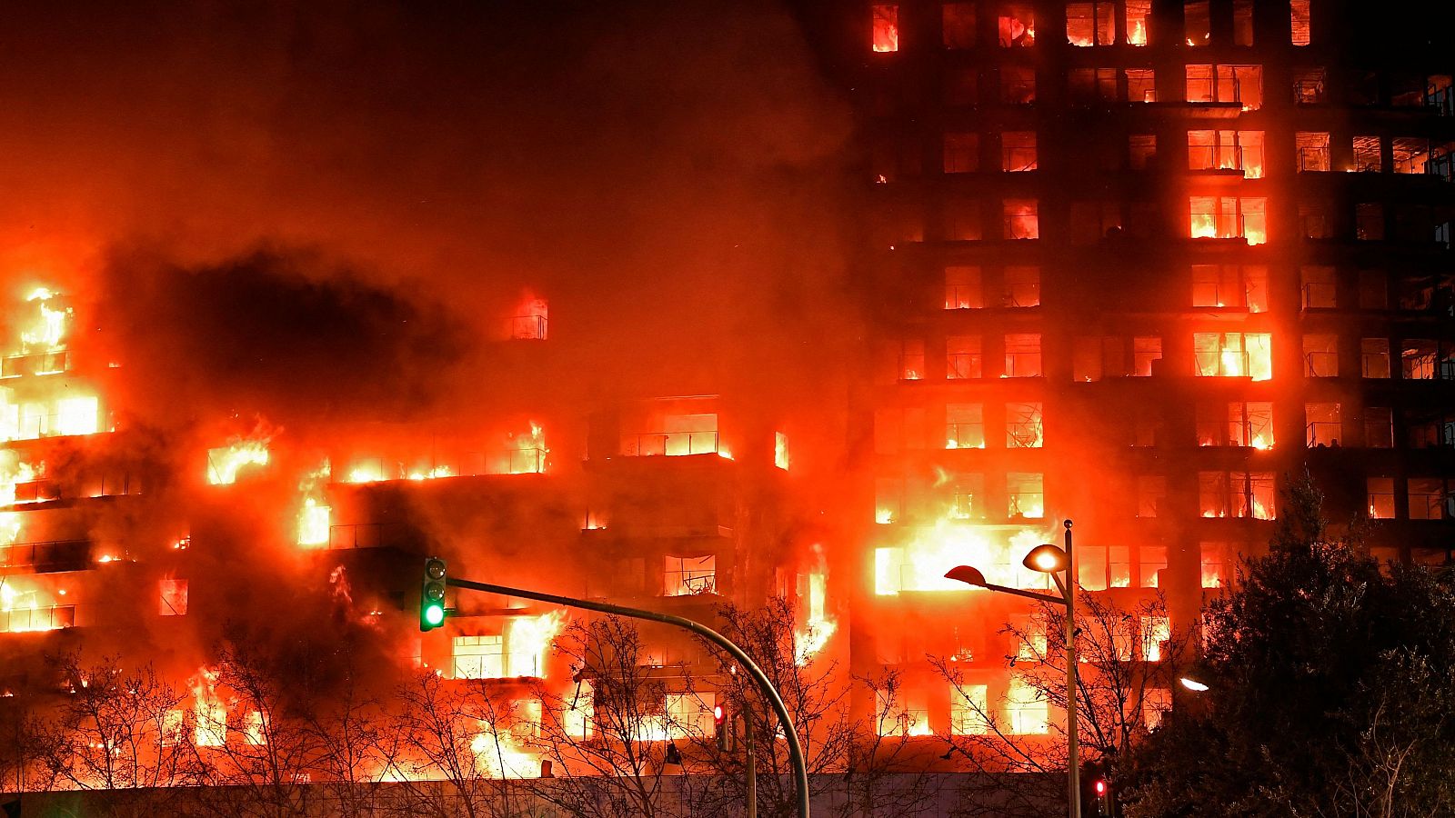 Es crema un edifici de 14 plantes a València i han quedat persones atrapades.