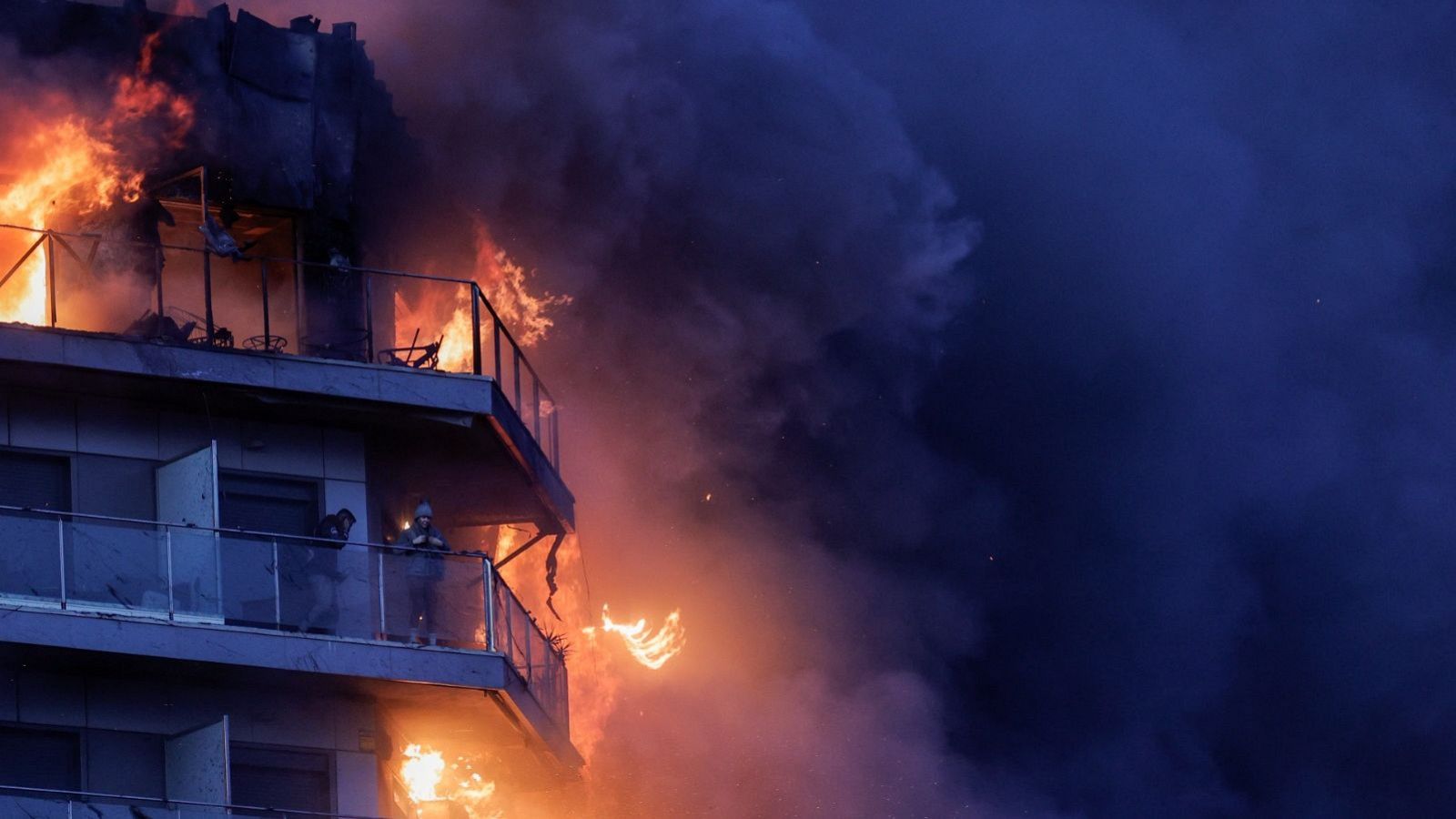 Incendio Valencia | "Las llamas se han extendido a una velocidad brutal hacia la otra parte del edificio"
