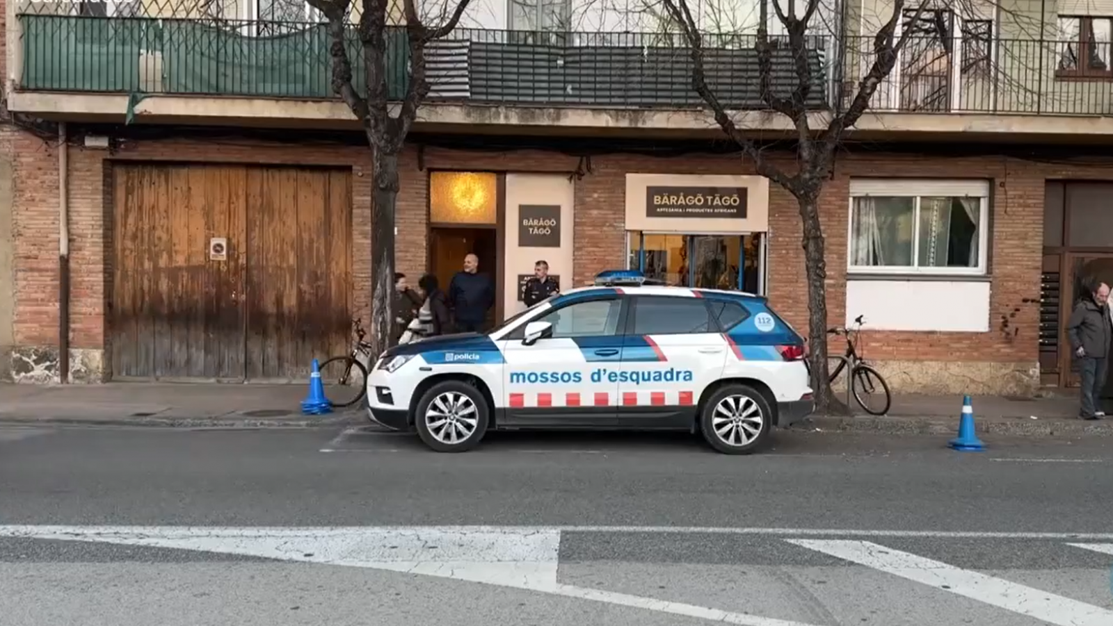 Imatge de l'entrada del pis d'Olot on s'han trobat els dos cossos