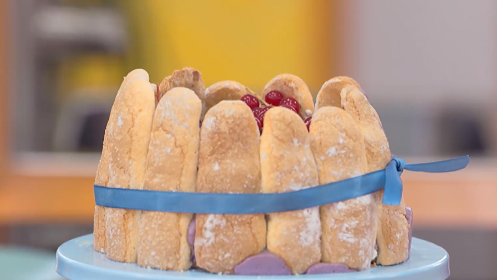 Imagen de la receta de la tarta Charlotte decorada con frutos rojos de Patxi Salinas en 'Bake Off'