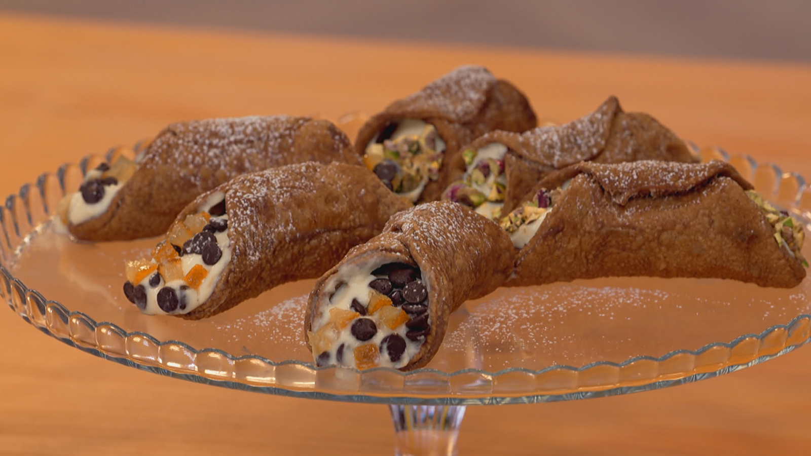 Imagen de la receta de los cannolis italianos decorados con chocolate, naranja y pistachos en 'Bake Off'