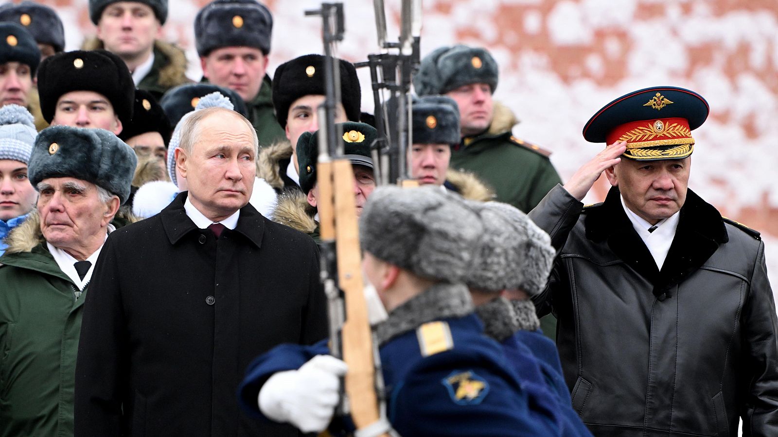 Vladímir Putin junto a su ministro de Defensa en Moscú