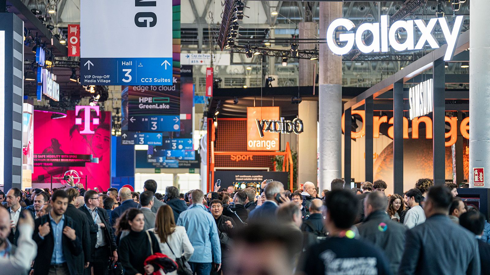 Riuades de gent al Hall 3 del Mobile World Congress, on exposen marques com Samsung, Orange o T-Mobile.