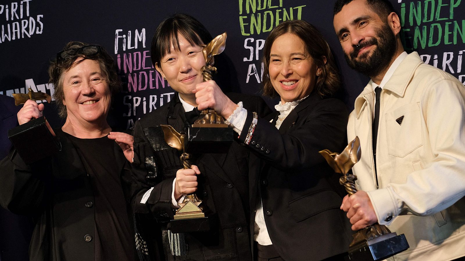 David Hinojosa, Pamela Koffler, Christine Vachon y Celine Song sostienen el premio a la mejor película por 'Vidas pasadas'
