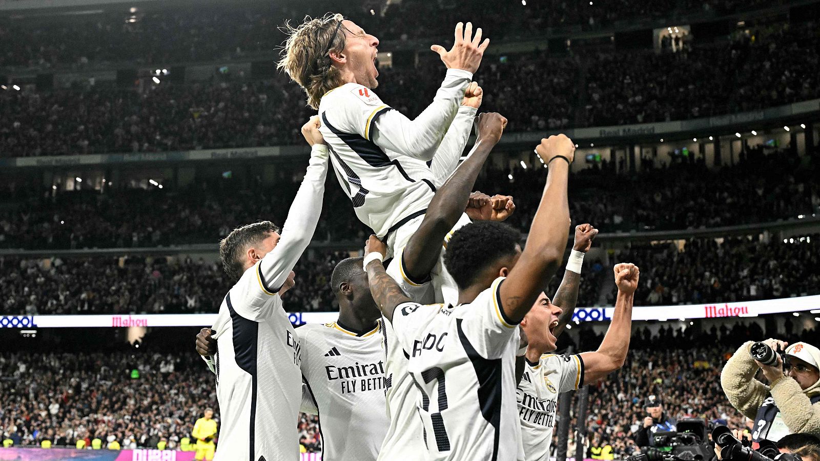 Real Madrid - Sevilla: los jugadores del Madrid celebran con Luka Modric el gol del croata al Sevilla.