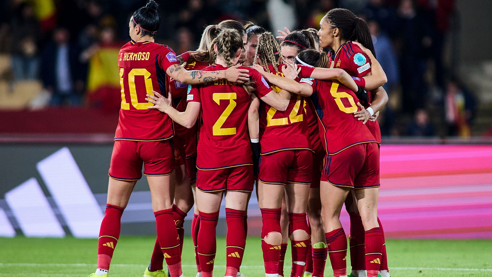 Las jugadoras de España se abrazan durante la semifinal de la Nations League