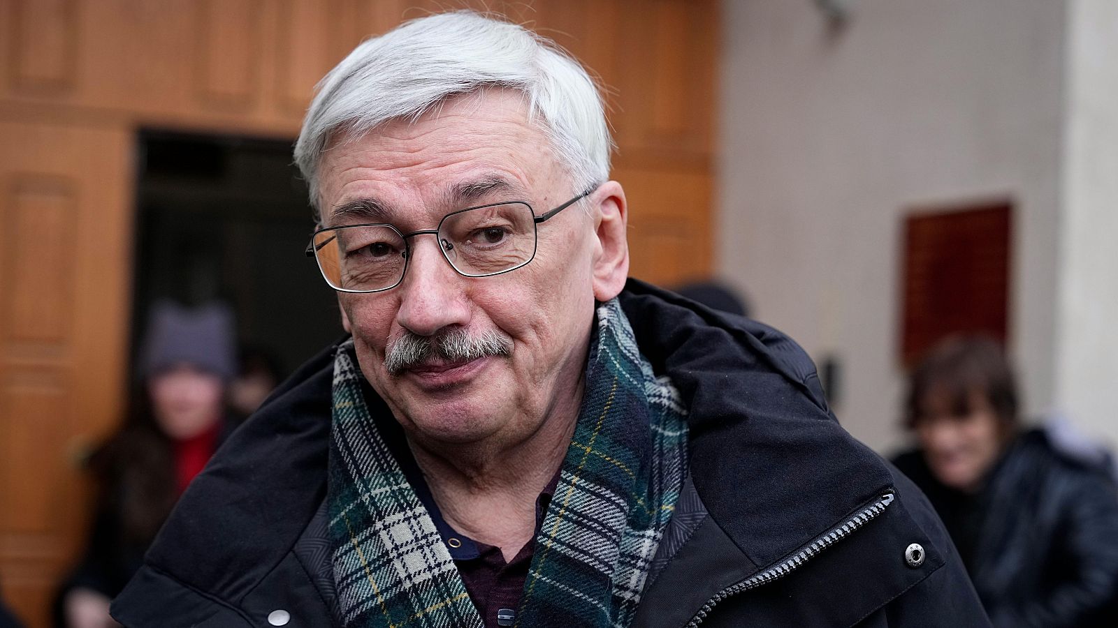 La Fiscalía de Rusia pide tres años de cárcel contra el activista Oleg Orlov por criticar al ejército ruso